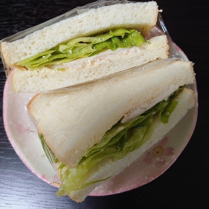 サラダチキンとタルタルソースのサンドイッチ